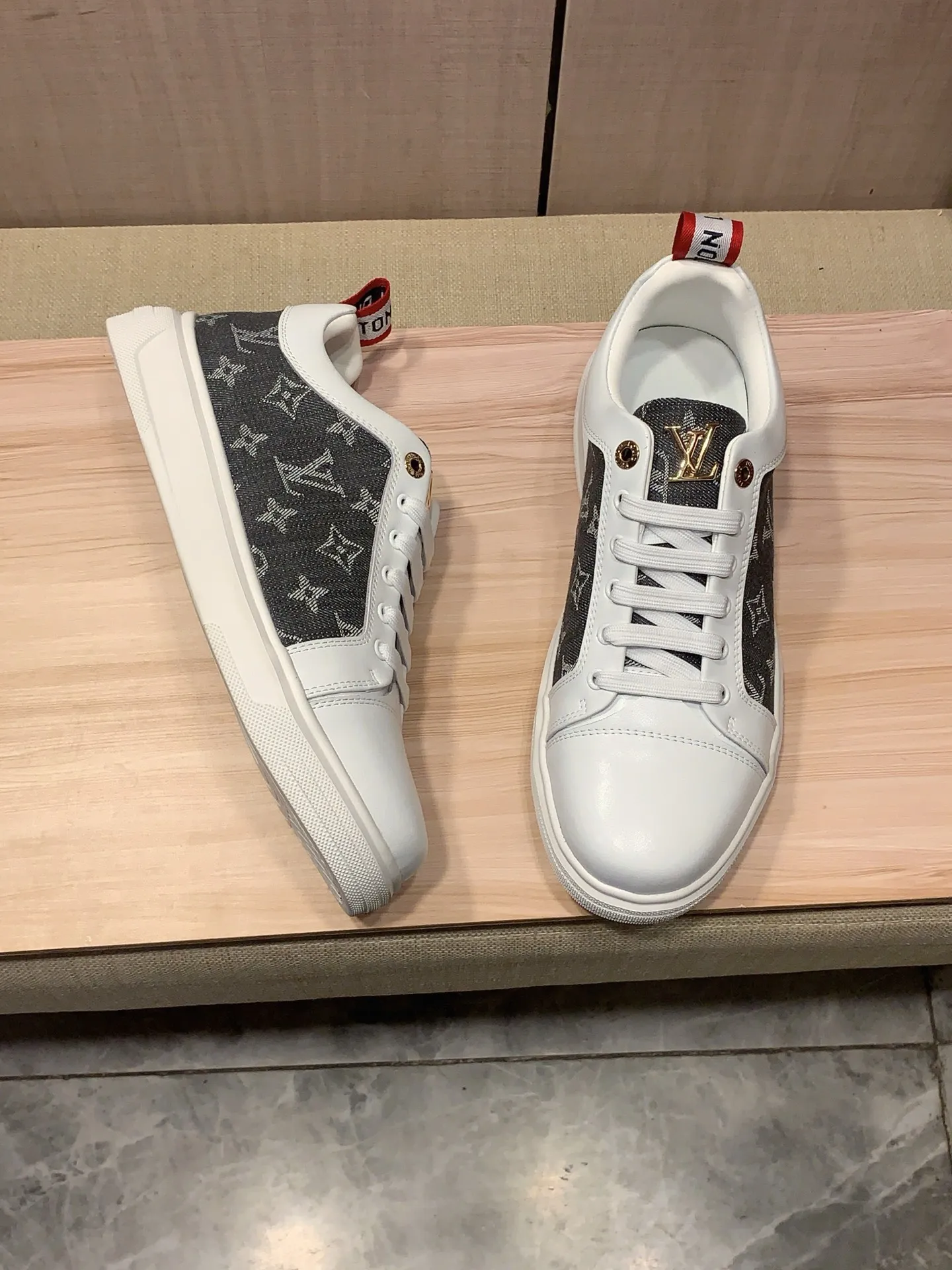 Men's Men's Shoes 💰420💰💰🎩🎩[Lightning][Lightning] "Lv*" The latest and most popular casual shoes, top brands [Seduce] Luxury ~ Purchasing Agency, Top ~ Quality. [Strong] The upper is made of imported breathable cowhide with material ➕ breathable sheepskin feet (•) and fine workmanship. The original stylish and stylish soft rubber wear-resistant and non-slip outsole is light and comfortable on the feet. The real thing looks better when photographed in person. 111: code: 38-44, 3️⃣ colors selected